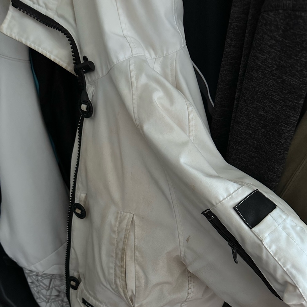 Canada goose chilliwack bomber, good used condition, no rips or stains - Picture 2 of 4